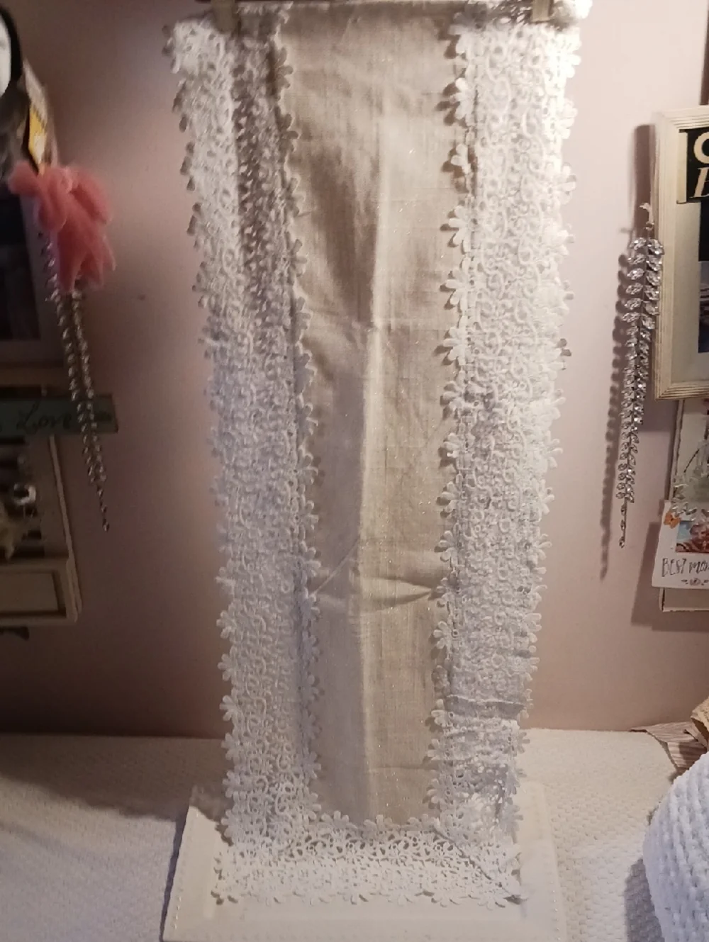 Gorgeous! White Lace/Eyelet Border Table Runner *New*